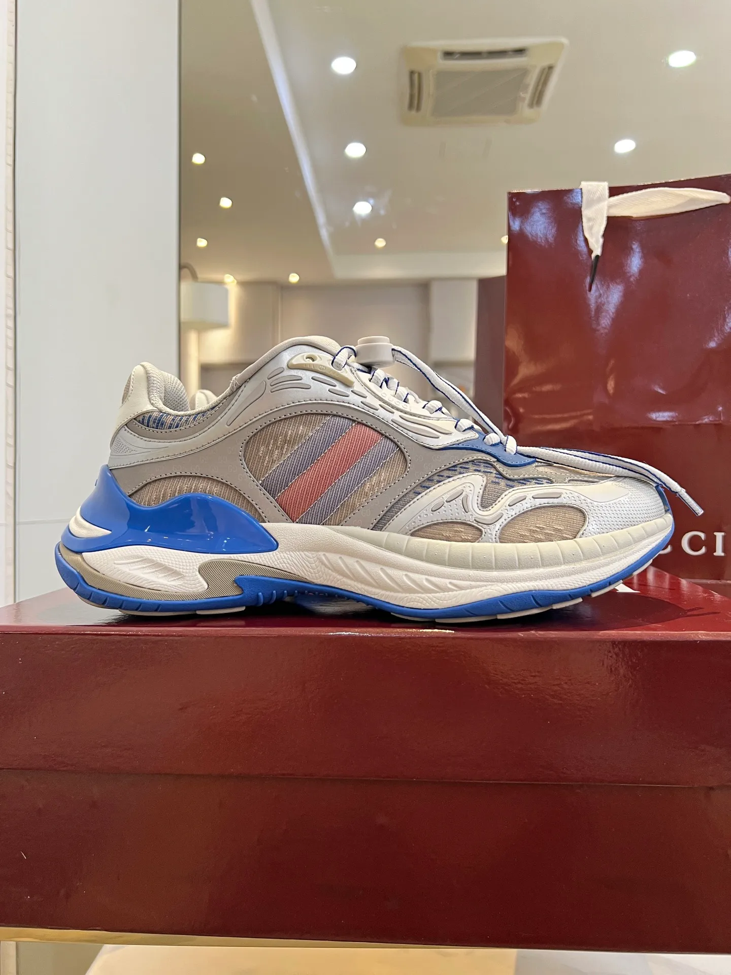👟👟Ex-factory price 860👟👟 Men's size +10 Gucci 2.0 sneakers reinterpret the brand's iconic striped webbing elements. When retro genes collide with futuristic design, this new pair of Gucci shoes directly reaches the trend threshold💥 ✔️Color combination of caron color contrast + classic stripes, GG reflective piping, visual impact, and comes with a high-light filter when going out ✔️ The structure is made of multi-layer splicing of different materials, mesh is breathable, leather is shaped, and the outsole is combined with EVA rubber. It is fashionable and practical. ✔️ Details are made of double G midsole + iconic double G lock shoelaces. The retro DNA is crazy and restless, and every step is based on the trendy aesthetic. Size: 35-41 for women, 39-46 for men, (41.46 custom-made)